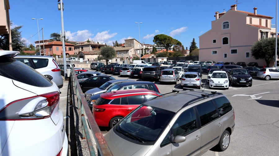 17 Places supplémentaires créées au Parking de la Piscine