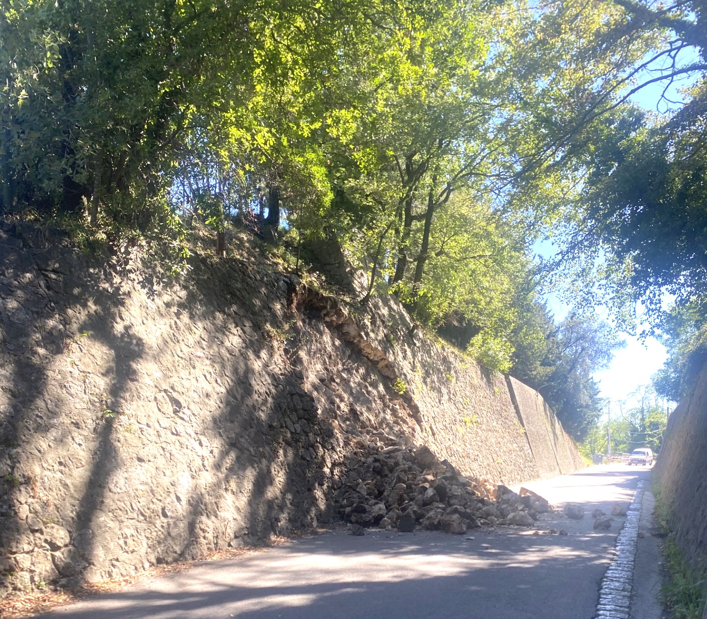 Eboulement d’un mur Avenue de Provence : déviation par le Chemin St-Claude