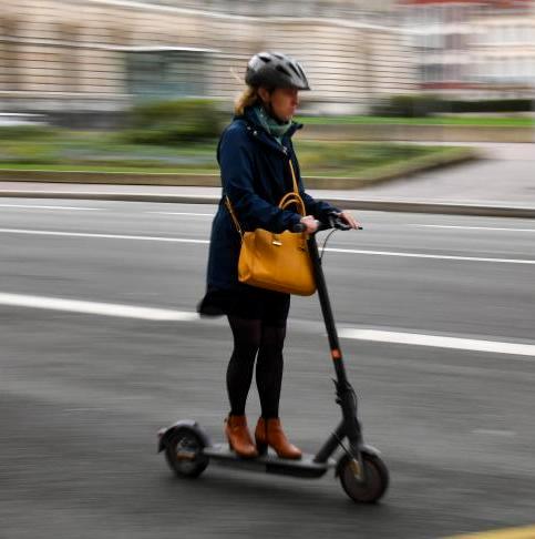 Trottinette électrique* : port du casque obligatoire Trottinette électrique* : port du casque obligatoire